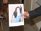 Otec zavražděné ženy s její fotografií před jednací síní krajského soudu