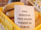 V prodejn na litvínovském námstí se bochník chleba z místní pekárny prodává...
