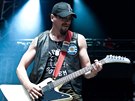 Tom� Krulich hraje na kytaru v nejzn�m�j�� sou�asn� �esk� rockov� kapele Kab�t...