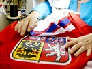 ITÍ. vadlena pipravuje dres eského národního týmu pro hokejové MS v Praze.