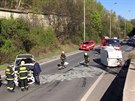 Pi nehod dvou aut ve Spoilovské ulici skonila dodávka na boku. Na míst...