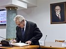 Prezident Milo Zeman se v budov hejtmanství Stedoeského kraje podepisuje do...