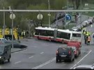 Z místa nehody odtahují autobus i tramvaj