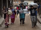 Dalím dnem také pokrauje útk lidí z Káthmándú (28. dubna 2015)