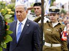 Izraelský premiér Benjamin Netanjahu stojí bhem ceremoniálu, který se...