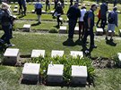 Návtvníci u náhrobk australských voják na poloostrov Gallipoli (24. dubna...