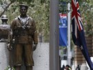 Wal Scott-Smith ví australskou vlajku u váleného památníku v Sydney v rámci...