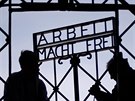 Na bránu do koncentraního tábora Dachau se vrátila replika nápisu "Arbeit...
