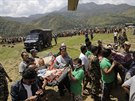 Nepáltí záchranái pepravují ranné z odlehlé horské oblasti do hlavního...