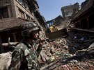 Armáda likviduje trosky dom na pedmstí Káthmándú, které poniilo silné...