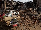 Tisíce Nepálců zbavených domova se uchýlily do stanů a shánějí potraviny a...