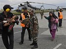 ena z odlehlé oblasti Nepálu spchá za písluníky indického letectva, aby...