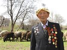 Abla Begalijev, 91, pózuje na snímcích z kyrgyzstánského Araanu a ze svého...