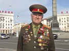 Bloruský veterán Nikolaj Mazanik, 92, na námstí Vítzství v Minsku a ve svém...