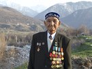 Devadesátiletý veterán z Kazachstánu Kustavlet Tasybajev pózuje ped horami na...