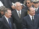 Bývalý americký prezident George Bush, Václav Klaus a Jacques Chirac při pohřbu...