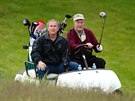 Bývalý americký prezident George W. Bush se svým otcem bhem golfu na hiti...