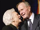 Bývalý americký prezident George Bush s manelkou Barbarou na snímku z...
