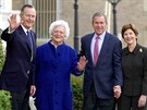 Bývalý americký prezident George Bush s manelkou Barbarou, synem Georgem a...