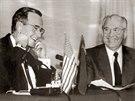 Americký prezident George Bush (vlevo) a nejvyí sovtský pedstavitel Michail...