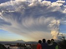 Výbuch sopky Calbuco v Chile. Zábr z msta Puerto Varas (22. dubna 2015).