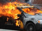 Pi protestech v Baltimoru vzplálo i nkolik policejních aut. (27. 4. 2015)