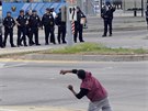 Mladík hází plechovky po policistech bhem pondlních protest v Baltimoru. Ty...