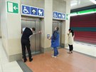 Výtah ve stanici metra Boislavka je kvli porue mimo provoz. Jednou má...
