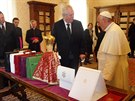 eský prezident Milo Zeman pedstavuje dary, které Svatému otci do Vatikánu...