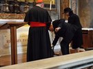 Prezident Zeman s manelkou a kardinálem Dominikem Dukou u náhrobku bývalého...