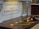 Kvtiny, které pinesl prezident Zeman s manelkou a kardinálem Dukou k hrobu...