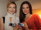 Modelky Martina muková a Andrea Vereová si na mobilech ukazují fotografie...