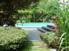 Ústedním prvkem spodní zahrady je bazén.