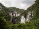 Skaln masiv, ve kterm se nachz jeskyn Deer cave. st vstupu je vidt...