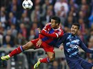 panlský záloník Thiago Alcántara z Bayernu hlavikuje pes Ivana Marcana na...