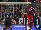 Jerome Boateng  z Bayernu hlavikuje na bránu Porta a ve tvrtfinále Ligy...