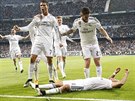 Javier Hernández (na zemi) slaví se spoluhrái z Realu Madrid gól ve...