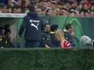 Arjen Robben z Bayernu opouští hřiště v semifinále Německého poháru proti...