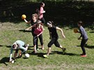 Studenti olomoucké Univerzity Palackého hrají v parku famfrpál. Jejich tým se...