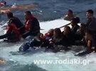 Uprchlíci na troskách jedné ze tí lodí, které se potápjí ve Stedozemním...