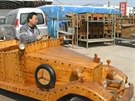 ínský tesa Liu Fulong si postavil auto z borovicového deva.