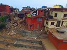 Rozpadlé domy po silném zemtesení v nepálském Káthmandú. (26. dubna 2015)