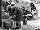 Fotka ze znieného Berlína z ervence 1945. Místní eny perou prádlo u trosek...