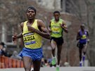 Lelisa Desisa pi Bostonském maratonu uniká soupem.