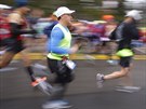 Úastníci Bostonského maratonu vyráejí na tra.
