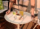 Malý stolek na balkon má odnímatelnou desku, která slouí jako podnos.