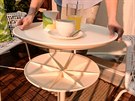 Malý stolek na balkon má odnímatelnou desku, která slouí jako podnos.