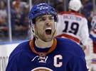 John Tavares z NY Islanders oslavuje svj gól proti Washingtonu.