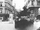 Tank Sherman M4A2 (6. gardov tankov armda). s pchotnm vsadkem projd...