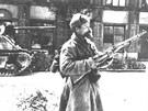 Sovtsk pk s karabinou Mosin vz. 1944 na Gorkho (Falkensteinerov) ulici,...